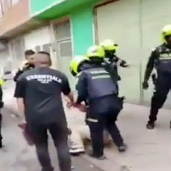 Vecinos en Bogotá denuncian abuso de autoridad de la Policía, que golpeó a mujer