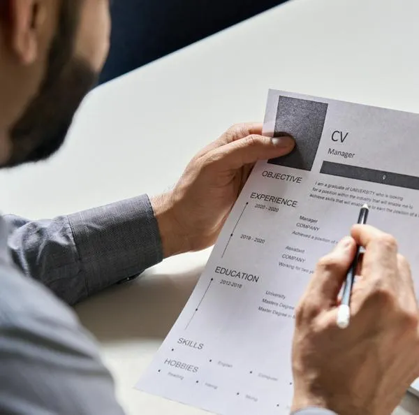 Cómo actualizar la hoja de vida para pasar de un trabajo en el sector público al sector privado