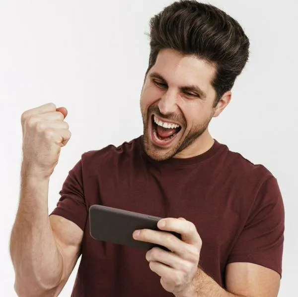 Foto de persona con app, en nota sobre cuál app tiene ofertas de trabajo en Colombia: nueva en unión de Claro y Magneto