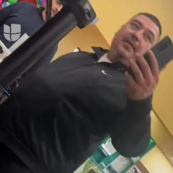 Colombiano sufre ataque xenófobo en supermercado de EE. UU. y rompe en llanto