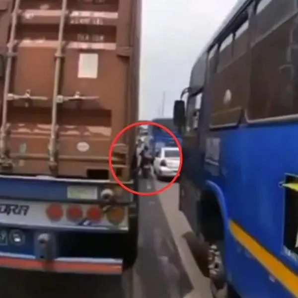 [Video] Mujer en moto eléctrica por poco es aplastada por una tractomula en Bogotá: imágenes sensibles. El vehículo sí sufrió daños.