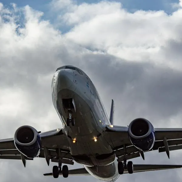Por qué los aviones parecen que se apagaran.