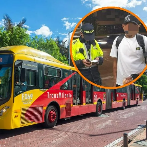Video, joven se grabó colándose y cantando en Transmilenio y lo multaron