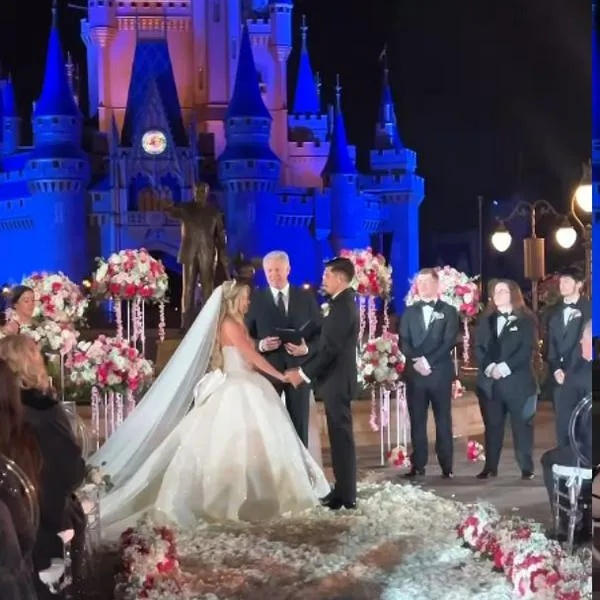 Pareja tuvo boda de ensueño en parques de Disney World