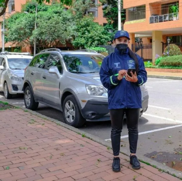 Anuncio para conductores en Bogotá: cambiarán tarifas de zonas de parqueo en la ciudad. Se definirán por el nivel de ocupación. 