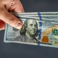 Dólar hoy llegó a 4.300 pesos en Colombia y siembra pánico por disparada