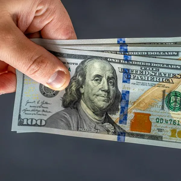 Dólar hoy llegó a 4.300 pesos en Colombia y siembra pánico por disparada