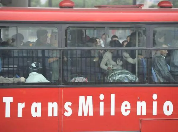 Peatón fue atropellado por un Transmilenio cerca al Portal 20 de julio: qué pasó