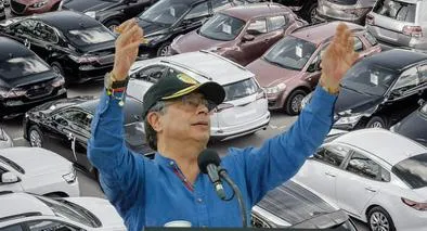 Petro y carros en Colombia