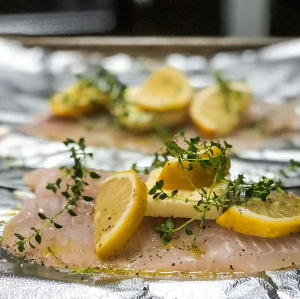 Foto de pescado en aluminio, en nota de qué pasa si se cocina pescado con papel de aluminio: existe mito de que es malo
