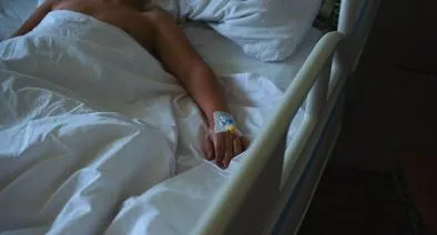 Imagen de referencia menor en cama de hospital.