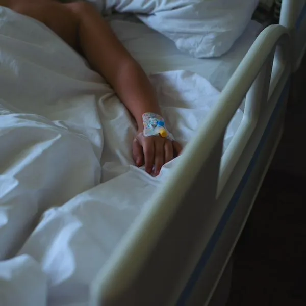 Imagen de referencia menor en cama de hospital.