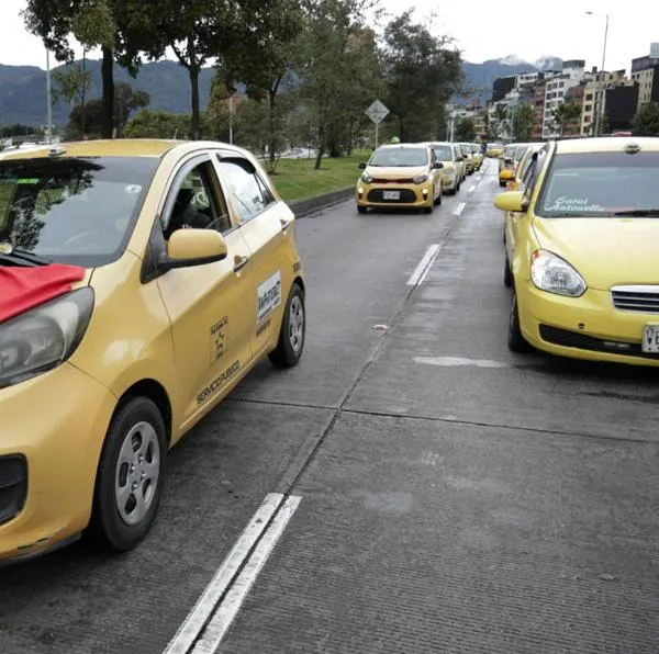 Caos para llegar al aeropuerto El Dorado, de Bogotá, por protesta de taxistas. Hay largos trancones e inconvenientes para viajeros. 