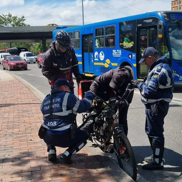 Agentes revisando ciclomotores en Bogotá.