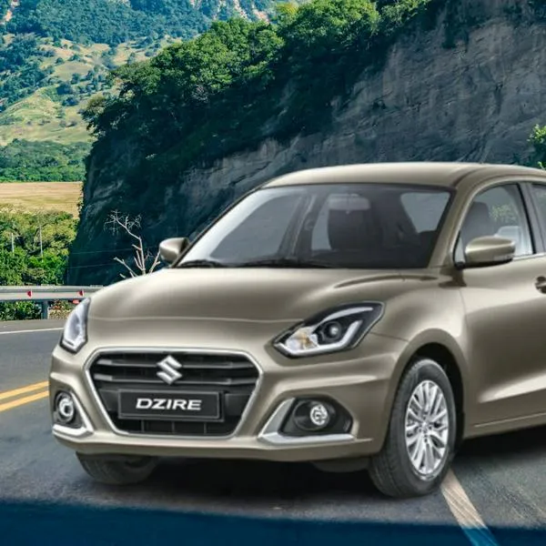 Carro Suzuki en carretera de Colombia
