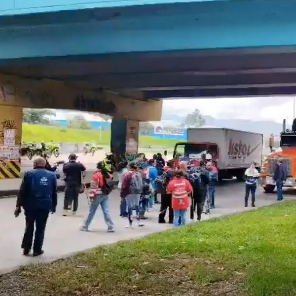 Protesta de taxistas en Bogotá bloquea Transmilenio y vías hacia El Dorado