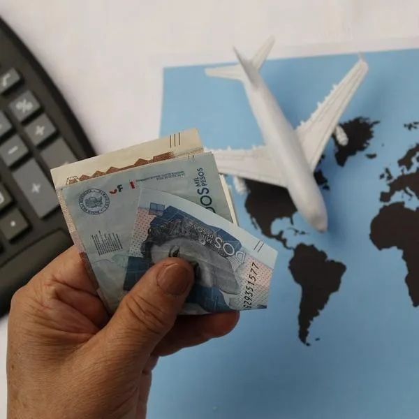 Imagen de referencia de personas que quieren viajar con adelanto de prima. 