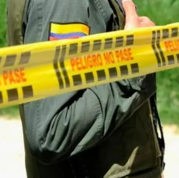 Imagen ilustrativa de la nota de un policía en zona acordonada por crimen