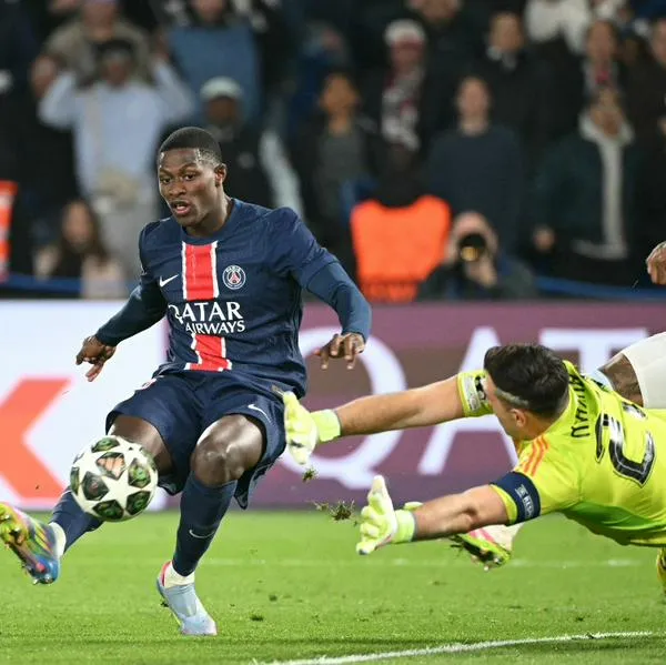 Nuno Mendes anotando gol al 'Dibu' Martínez, en la victoria del PSG 3-1 contra Aston Villa