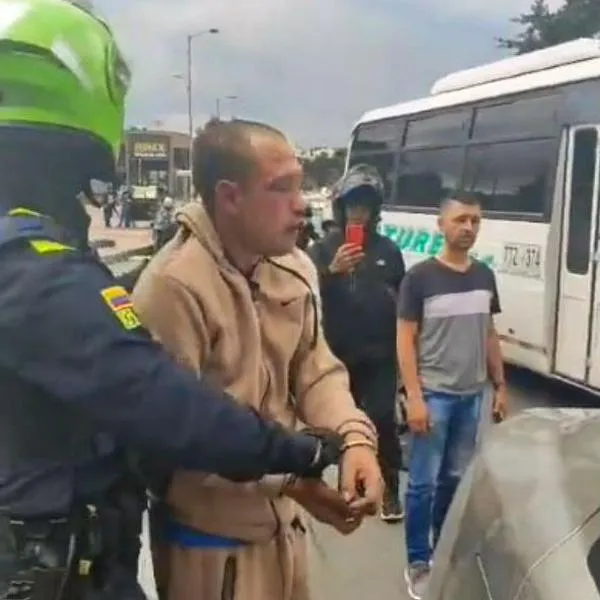 Imágenes de los ladrones en Ciudad Jardín, Bogotá, a quienes los atropelló un carro, los golpearon y les quemaron la moto