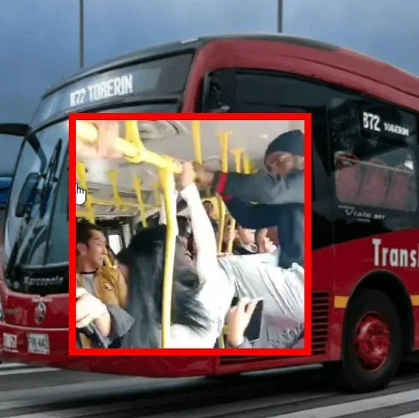 Pelea en un bus de Transmilenio entre un hombre y una mujer 
