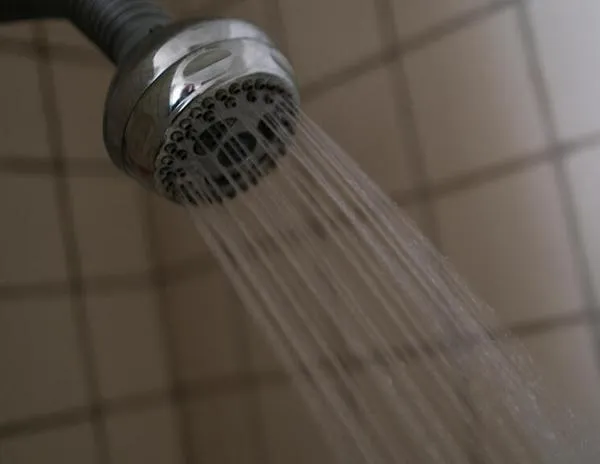 Trump firma orden para que presión de las duchas vuelva a ser grande