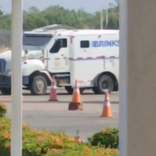 Destapan millonaria cifra que robaron a carro de valores en aeropuerto de Riohacha y que estaba en tulas. Delincuentes quemaron parte del dinero. 