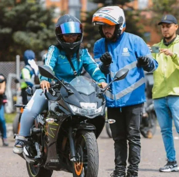 Curso de conducción de moto en Bogotá: el 12 de abril será gratis para mujeres