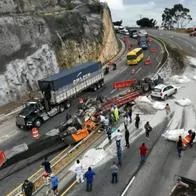 Accidente en vía Bogotá-Girardot por volcamiento de camión obliga cierre total