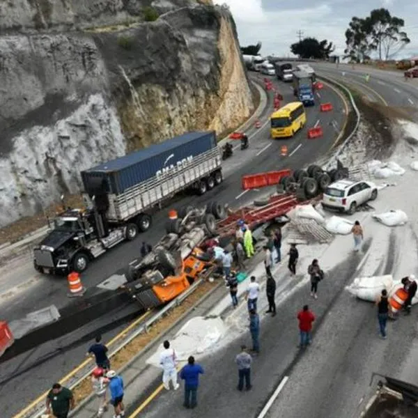 Accidente en vía Bogotá-Girardot por volcamiento de camión obliga cierre total