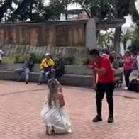 Mujer salió de motel y en envuelta en sábana a pedirle perdón a su pareja