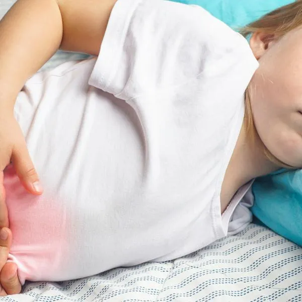 Niña con dolor por intoxicación