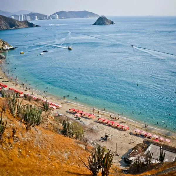 Foto de Santa Marta, en nota de dónde viajar más barato en Caribe de Colombia para Semana Santa 2025, a la mano