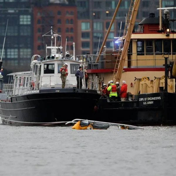 Equipos de rescate sacando el helicóptero que cayó en el río Hudson de Nueva York. hubo 6 víctimas