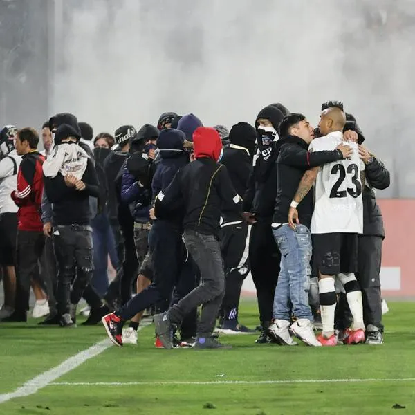 Hinchas de Colo-Colo invaden el campo en el partido contra Fortaleza en Libertadores, al parecer, por la muerte de dos personas