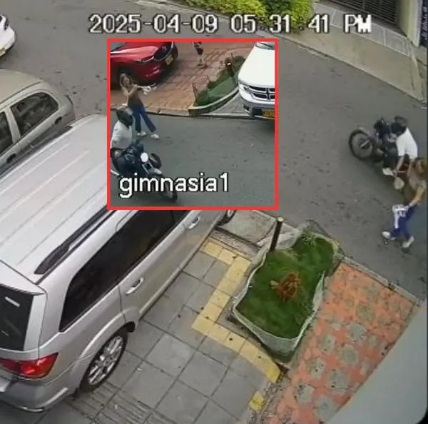 Momento en el que un ladrón tira al piso a una mujer en Bucaramanga y la deja herida