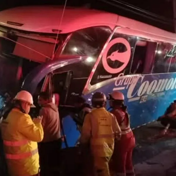 Accidente de bus en vía Girardot-Bogotá deja un muerto y varios heridos