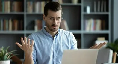 Persona molesta por corte de internet