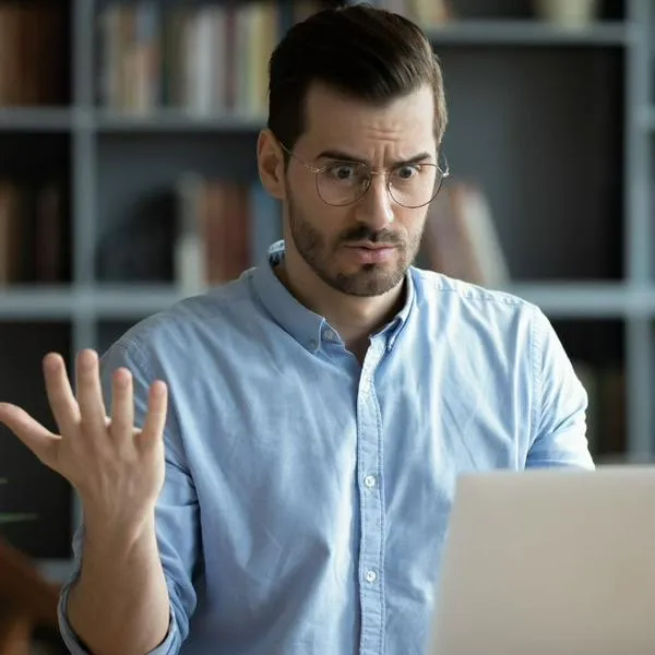 Persona molesta por corte de internet