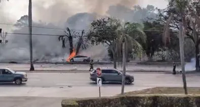 Así se vio la explosión de la avioneta que se accidentó en una avenida de Tallahassee, capital de Florida