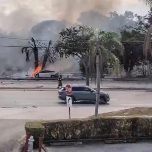 Así se vio la explosión de la avioneta que se accidentó en una avenida de Tallahassee, capital de Florida