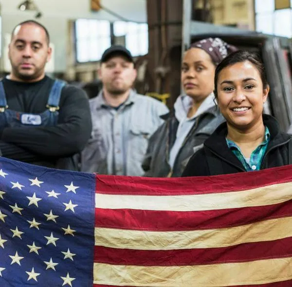 Presidente Donald Trump anuncia qué pasará con los latinos (colombianos) en Estados Unidos que trabajan en hoteles y empleos agrícolas.