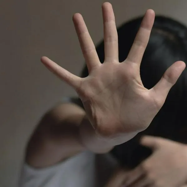 Mujer trans en Medellín fue golpeada en la calle y buscan al responsable