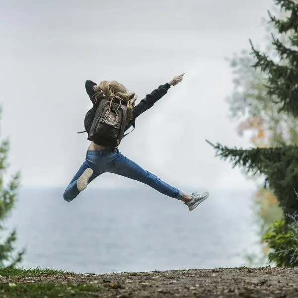 Foto de mujer en vacaciones, en nota sobre cómo hacer para que rinda dinero en Semana Santa: guía en Colombia de vacaciones