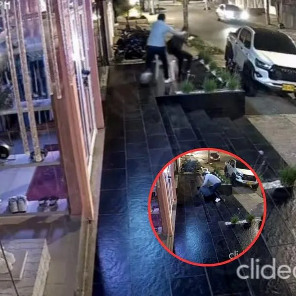 Momento en el que un empresario de Bucaramanga ataca a un vigilante, a quien le disparó