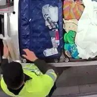Quedó grabado policía robando elementos de equipaje en Aeropuerto El Dorado.