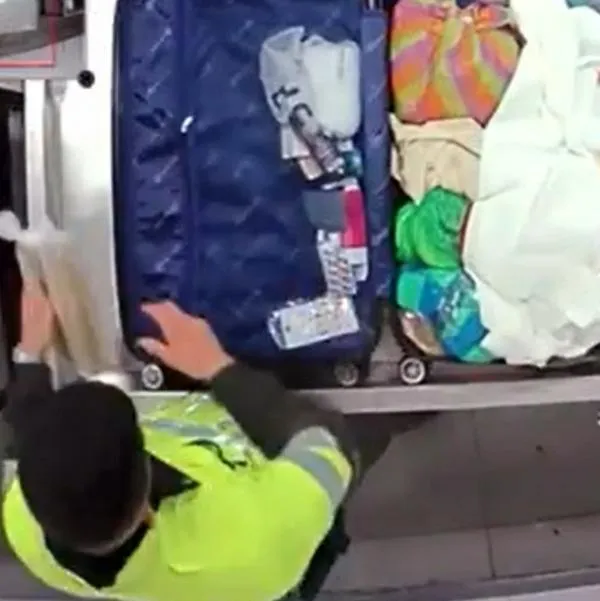 Quedó grabado policía robando elementos de equipaje en Aeropuerto El Dorado.