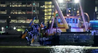 Momentos en los que sacan el helicóptero que cayó al río Hudson de Nueva York