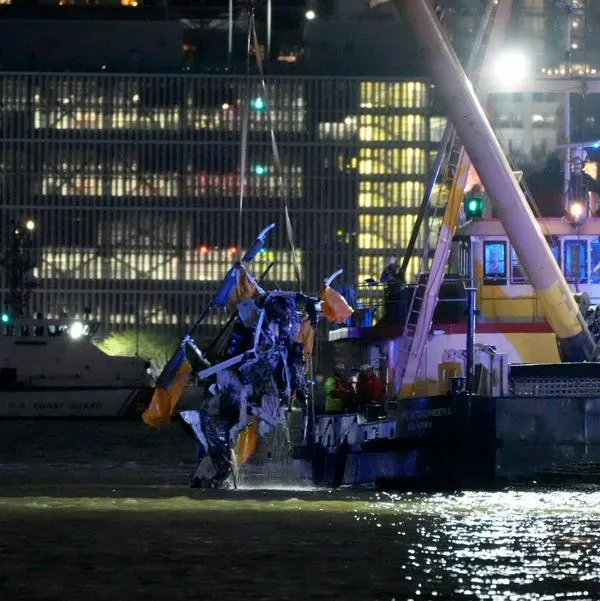 Momentos en los que sacan el helicóptero que cayó al río Hudson de Nueva York