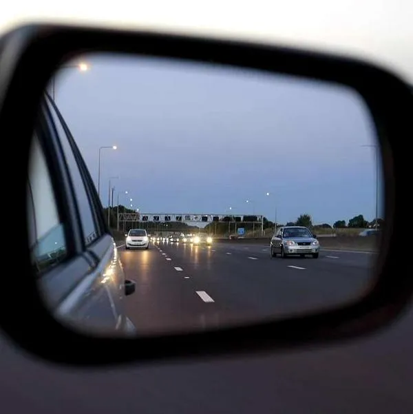 Foto de espejo retrovisor, en nota de cuál es la posición correcta de espejos retrovisores en carro, consejos al bajar